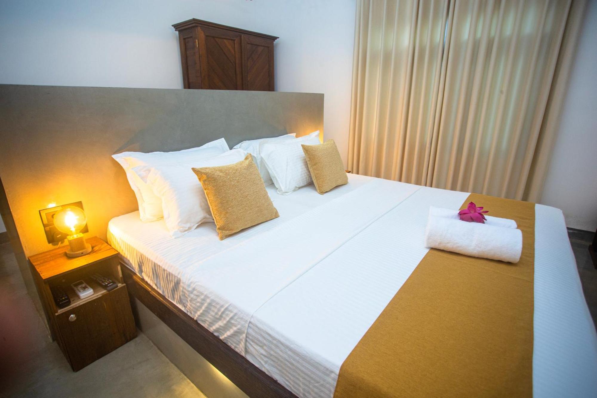 Aki Luna Lagoon Resort Hikkaduwa Exterior photo