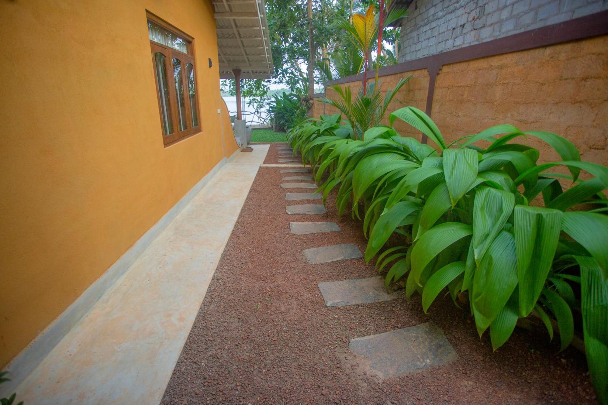 Aki Luna Lagoon Resort Hikkaduwa Exterior photo